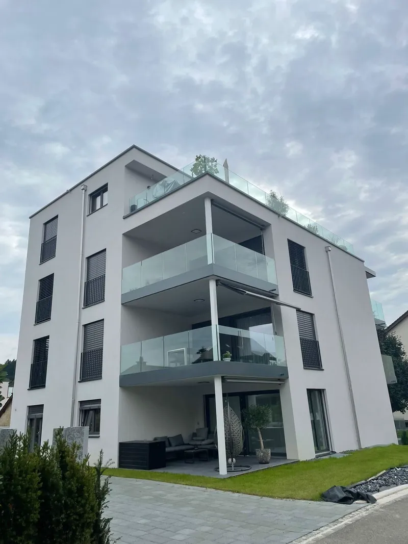 Aussenansicht des Mehrfamilienhauses von hinten