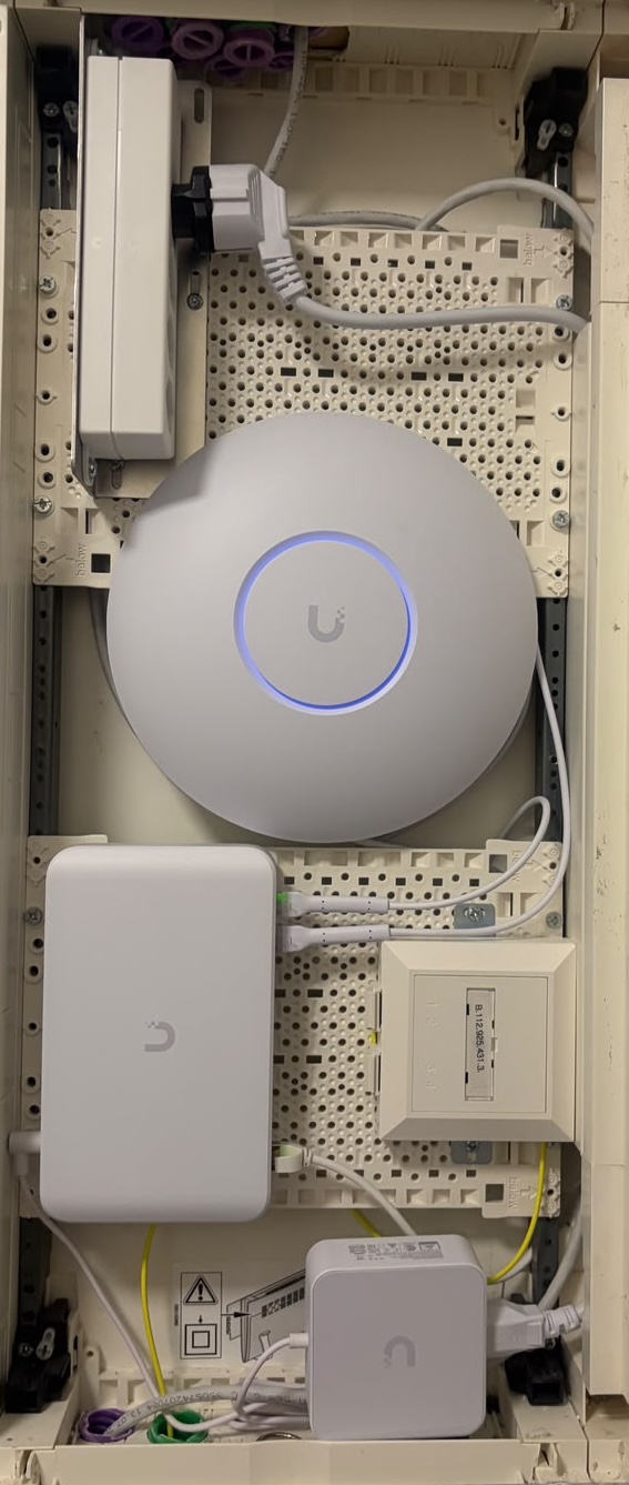 Unterverteilung Aufputz mit Router und Accesspoint